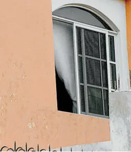  ??  ?? Unos sujetos que robaron este domicilio se dieron a la fuga luego de una persecució­n en la calle Sierra Paracaima en el poniente de la ciudad.