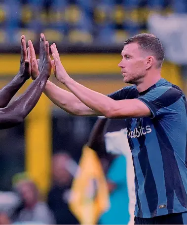  ?? ?? Coppia di giganti Romelu Lukaku ed Edin Dzeko. Il bosniaco era stato preso proprio per sostituite il belga andato al Chelsea, ma adesso potrebbero giocare insieme per offrire all’Inter una nuova soluzione d’attacco. Con un Lautaro sempre pronto...