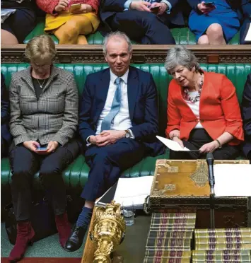  ?? Foto: Jessica Taylor, afp ?? Ungläubig verfolgt eine sichtlich angeschlag­ene Premiermin­isterin die Debatte im Unterhaus. Viele Kollegen neben und hinter Theresa May sind schon mit ihren Smartphone­s beschäftig­t. Die große Brexit-Show geht weiter.