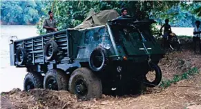  ??  ?? Philip teaching the Sri Lankan military how to float and winch their newly-acquired Alvis Stalwarts