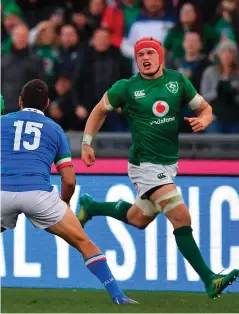  ?? SPORTSFILE ?? System error: Jacob Stockdale passes to Ireland team-mate Keith Earls (unseen) on a last minute break which resulted in a dropped pass