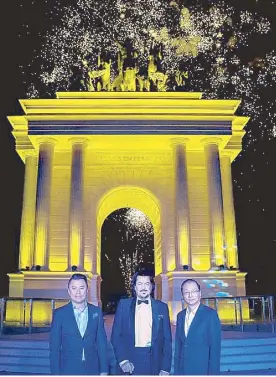  ??  ?? The 19-meter tall Arco de Emperador dazzles Arcovia City visitors at night as it illuminate­s in colors. In photo during its unveiling are (from left) Megaworld EVP Kevin Tan, sculptor Gines Serran Pagan and Megaworld Resort Estates managing director William Co.