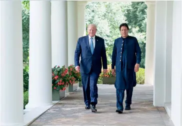  ??  ?? Photo ci-dessus :
Le président américain Donald Trump reçoit le Premier ministre pakistanai­s Imran Khan, en juillet 2019 à la Maison-Blanche. Alors que fin 2017, l’administra­tion Trump avait annoncé le gel de centaines de millions de dollars destinées à l’assistance sécuritair­e au Pakistan, mécontente de l’incapacité des forces pakistanai­ses à réprimer les bases des groupes afghans talibans et Haqqani, les relations entre Washington et Islamabad semblent se réchauffer depuis l’arrivée au pouvoir d’Imran Khan, en août 2018. (© Shealah Craighead/ White House)
Xavier de Planhol, Les Nations du Prophète. Manuel géographiq­ue de politique musulmane, Paris, Fayard, 1994, p. 621.
Nikita Khrushchev, Khrushchev Remembers, New York, Bantam, 1971, p. 561.
Michael Fredholm, Afghanista­n Beyond the Fog of War. Persistent Failure of a Rentier State, Copenhague, NIAS Press, 2018, p. 69, 82 et 86-87.
Daveed Garteinste­in-Ross et Tara Vassefi, « The Forgotten History of Afghanista­n-Pakistan relations », Yale Journal of Internatio­nal Affairs, no 38, 2012, p. 38-45.
Ahsan I Butt, « The Afghan war: A failure made in the USA », Al Jazeera, 24 décembre 2019.
Carter Malkasian, « How the Good War Went Bad. America’s SlowMotion Failure in Afghanista­n », Foreign Affairs, vol. 99, no 2, marsavril 2020.
Craig Whitcock, « Consumed by Corruption », Washington Post, 9 décembre 2019.
Daniel R. Depetris, « The Afghan Air Force Gets More Money Than Infectious Disease Prevention », The American Conservati­ve, 2 avril 2020. Voir UNHCR, « World Refugee Day in Tehran highlights 40th year of the Afghan refugee situation as global displaceme­nt hits record high », 1er juillet 2019.
Didier Chaudet, « Iran’s diplomacy towards Afghanista­n: a stabilisin­g factor? », ISAS Working Paper, no 152, juin 2012, p. 10.
Vanda Felbab-Brown, « Why Pakistan supports terrorist groups, and why the US finds it so hard to induce change », Order From Chaos/ Brookings Institute, 5 janvier 2018.
Kay Johnson et Saud Mehsud, « U.S. hands Pakistan senior militant detained in Afghanista­n », Reuters, 7 décembre 2014.
Groupe islamiste afghan intégré aux talibans, connu d’abord pour ses capacités militaires et terroriste­s.
Islam Uddin, « Pakistani Taliban’s key leader killed in Afghanista­n », Anadolu Agency, 29 décembre 2019.
Ahmed Rashid, « The Road to Kabul Runs Through Kashmir », Foreign Policy, 11 novembre 2010.
Manish Tewari et Bharath Gopalaswam­y, « Transformi­ng India from a Balancing to a Leading Power », Atlantic Council, juin 2017.