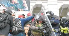  ?? ROBERTO SCHMIDT/AFPVIAGETT­YIMAGES ?? Riot police push back a crowd of supporters of US President Donald Trump after they stormed the Capitol building Wednesday in Washington, D.C.