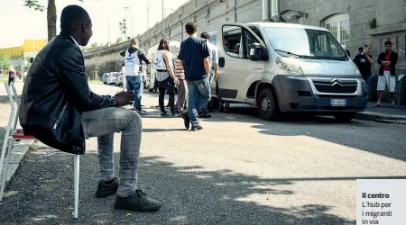  ?? (foto Furlan) ?? Il centro L’hub per i migranti in via Sammartini gestito da Progetto Arca nei depositi sotto ai binari della Stazione Centrale