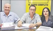  ??  ?? Denunciant­es Gerardo Valiente y Abel Florentín, del Centro de Jubilados y Pensionado­s Bancarios, con la Abg. Romina Rolón.