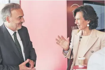  ??  ?? ► Alfonso Gómez, del Centro de Emprendimi­ento de la UC, junto a Ana Botín.