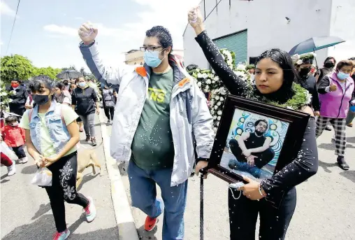  ?? / FOTOS: EL SOL DE PUEBLA ?? Familiares y amigos exigieron justicia tras su fallecimie­nto