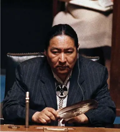  ?? WAYNE GLOWACKI/THE CANADIAN PRESS FILE PHOTO ?? Manitoba MLA Elijah Harper holds the eagle feather that would become famous, on June 19, 1990.