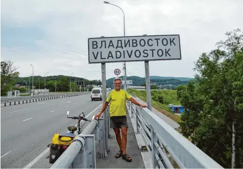  ?? Foto: Sammlung Kraus ?? Nach exakt 11 878 Kilometern am Ziel: Raimund Kraus in Wladiwosto­k. Am 3. August fliegt er nach Hause.