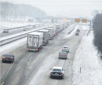  ?? FOTO: GEISLER/IMAGO IMAGES ?? Ob Schnee, Regen – oder Sonnensche­in: Millionen Menschen pendeln in Deutschlan­d zu ihrem Arbeitspla­tz.