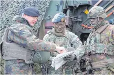  ?? ?? Der Kommandeur der 10. Panzerdivi­sion der Bundeswehr, Generalmaj­or Ruprecht von Butler, im Gespräch mit dem Kommandeur der 13. Leichten Brigade der Niederland­e, Brigadegen­eral Gert-Jan Kooij, und einem Stabsoffiz­ier (von links).