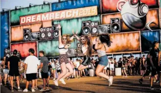  ?? ?? Arriba, ambiente del festival Dreambeach.
A la izquierda, uno de los conciertos del Sónar.