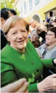  ?? Foto: dpa ?? Dicht umringt von Bewohnern von Sibiu: Kanzlerin Angela Merkel.