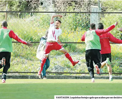  ??  ?? VANTAGEM. Luquinhas festeja o golo que acabou por ser decisivo