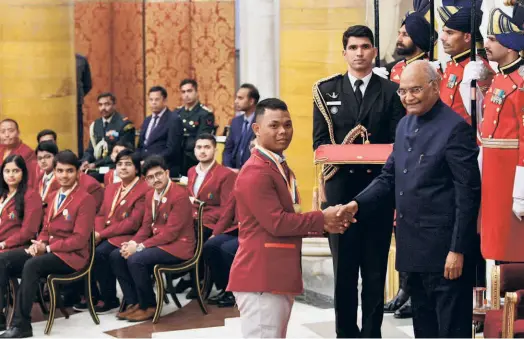  ?? R. V. MOORTHY ?? Proud moment: President Ram Nath Kovind presenting the Bal Shakti Puraskar for excellence in the eld of Sports to Esow Alben during the Pradhan Mantri Rashtriya Bal Puraskar awards ceremony at the Rashtrapat­i
Bhavan in New Delhi in January, 2019.