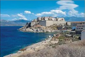  ??  ?? La citadelle de Calvi date du XIIIe siècle quand la Corse était génoise.