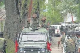  ?? WASEEM ANDRABI/HT ?? Security personnel near the encounter site in Baramulla district on Friday.