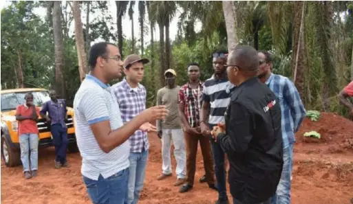  ??  ?? Ezeemo (right) talking to Arab Contractor­s working on roads in Ezira