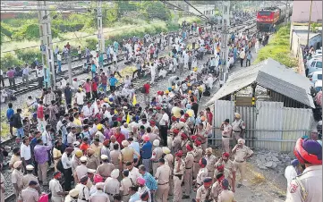  ?? GURPREET SINGH/H ?? Members of Insaf Di Awaaz, a group of employees and investors of Pearls Group, blocking the railway track near Gurdwara Dukhniwara­n in Ludhiana on Thursday.