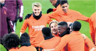  ??  ?? PREPARADOS. Real Madrid reconoció ayer la cancha del estadio Olympiyski­y de Ucrania.