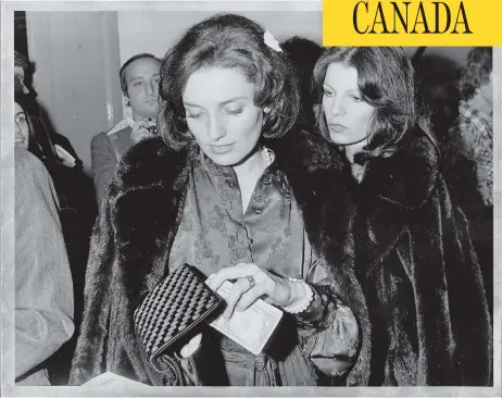  ?? VERNON SHIBLA / NEW YORK POST FILES ?? Princess Yasmin Aga Khan, right, with Margaret Trudeau, during Trudeau’s “ultimate freedom trip” to New York City in 1977. Trudeau stayed in Princess Yasmin’s seven-room apartment during the getaway, which, at the time, was the focus of intense gossip in Canada.