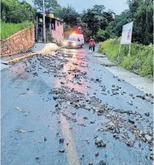  ?? CORTESÍA: PC MOLANGO ?? Piedras que
caen de los cerros por las lluvias