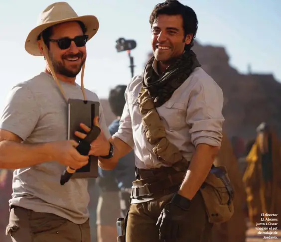 ??  ?? El director J.J. Abrams junto a Oscar Isaac en el set de rodaje de Jordania.