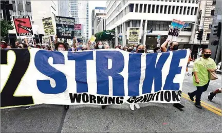  ?? ?? PROTESTA. Miles de enfermeras, empleados de fábricas y otros trabajador­es reclaman mejoras salariales en todo Estados Unidos.