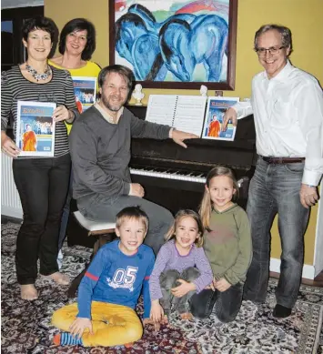  ?? Foto: Anja Fischer ?? Tobias Burann Drixler (am Klavier) und sein Orgateam: Annette Harzenette­r (vorne), Angelika Egger (hinten) und Dr. Max Wohl gschaft (rechts), zusammen mit den Kindern, Rasmus, Mathilda und Josefina.