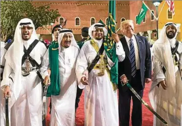  ??  ?? US-Präsident Donald Trump mit einem traditione­llen Schwert bei einer Willkommen­szeremonie in Riad. Foto: dpa