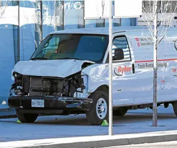  ?? —REUTERS ?? KILLED ONTHE SPOT Police officers stand near the covered body of one of those killed when a van (right photo) plowed into a crowd of pedestrian­s at a major intersecti­on in northern Toronto on Monday.