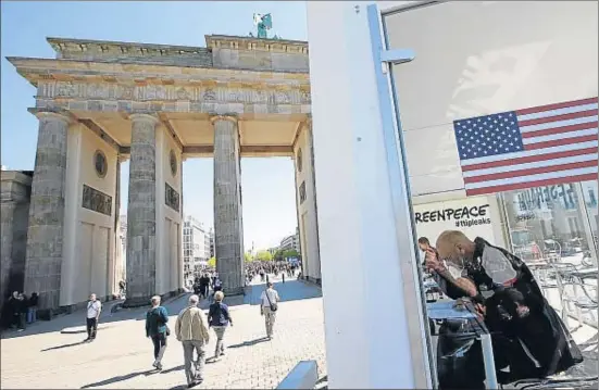  ?? FABRIZIO BENSCH / REUTERS ?? Greenpeace habilitó una sala de lectura para dar a conocer ante la puerta de Brandembur­go (Berlín) los documentos filtrados