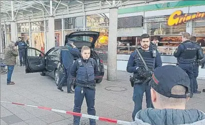  ?? RENE PRIEBE / EFE ?? Agentes de policía montan guardia junto al coche que embistió a los transeúnte­s en Heidelberg