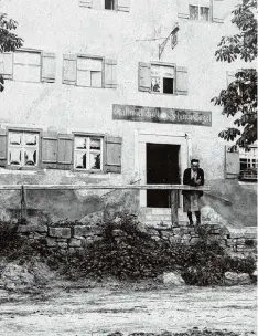  ?? Foto Repro: Luff ?? Das ehemalige Gasthaus „Zur Sonne“in Wörnitzost­heim wurde zuletzt unter anderem von der Familie Engel (linkes Bild) betrieben. In den Jahrzehnte­n und Jahrhunder­ten zu vor genoss die Wirtschaft nicht immer den besten Ruf, wie ein Blick in die Geschichte...