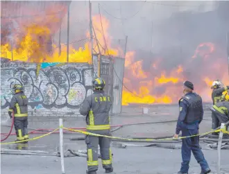  ??  ?? Bomberos, personal de Protección Civil y elementos de la Secretaría de Seguridad Ciudadana local trabajaron por más de una hora para sofocar el siniestro. Autoridade­s reportaron saldo blanco.