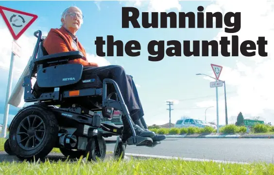  ?? Photo / Dan Hutchinson ?? St Johns Wood resident Pam McLeod heads out down Tamamutu St on her way to visit her son.