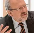  ??  ?? Heinz Peter Meidinger, 63, ist ge lernter Deutsch und Geschichts lehrer. Seit 1985 engagiert er sich auch in der Verbandspo­litik.