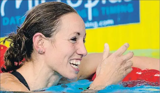  ?? PATRICK B. KRAEMER / EFE ?? Jessica Vall disfruta de su segunda posición en la final de los 200 m braza, que le valió su tercera medalla consecutiv­a en unos Europeos