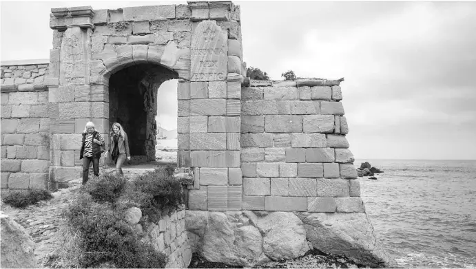  ?? Fotos: Ángel García ?? Die Autorin und die CBN-Redakteuri­n vor dem Stadttor, der Puerta de San Gabriel, an der Westseite der Insel.