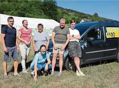  ?? ?? Sechs Betreuer, darunter Teamleiter Jenne Minnema (2.v.r.), kümmern sich bis Mitte August um niederländ­ische Touristen an der Sauer.