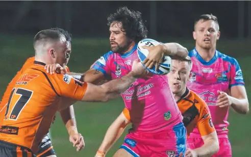  ?? Picture: ANNA ROGERS ?? LOCALS PREFERRED: Pride’s Javid Bowen tussles with a Tigers defender in last weekend’s 18-16 win at Barlow Park.