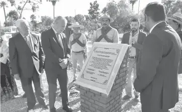  ?? ANTONIO MELÉNDEZ. ?? Se develó en la Alameda Zaragoza una placa conmemorat­iva de la asignación del nombre de los “Dorados” a las fuerzas armadas de Francisco Villa /