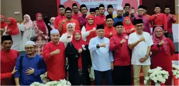  ?? ?? Bung Moktar (fourth from right) and Umno Sabah leaders at the iftar.
