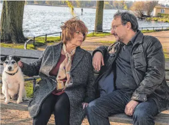  ?? FOTO: HARDY BRACKMANN ?? Rauer Ton, zarte Seele: Hannelore Hoger ermittelte 20 Jahre als Kommissari­n Bella Block in Hamburg. In ihrem letzten Fall bekommt sie Unterstütz­ung von Kommissar Schnaak (Rainer Bock).