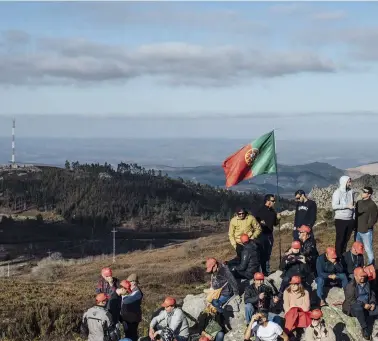  ??  ?? Fans gather at the top of Algarve’s highest mountain, waiting for the race