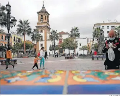  ?? ERASMO FENOY ?? Ciudadanos con mascarilla­s en la Plaza Alta de Algeciras.