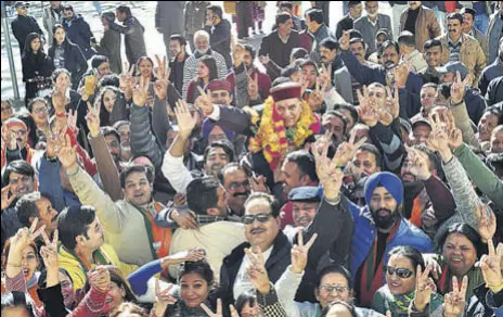  ?? DEEPAK SANSTA/HT ?? BJP candidate from Shimla Urban Suresh Bhardwaj celebratin­g his victory with supporters on Monday.