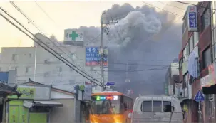  ?? YONHAP/AFP ?? Chamas afetaram um edifício de seis andares que abriga o hospital e um asilo em Miryang