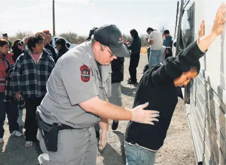  ?? FOTO: AP ?? Las medidas se han intensific­ado para los inmigrante­s que llegan hasta la frontera entre México y Estados Unidos.